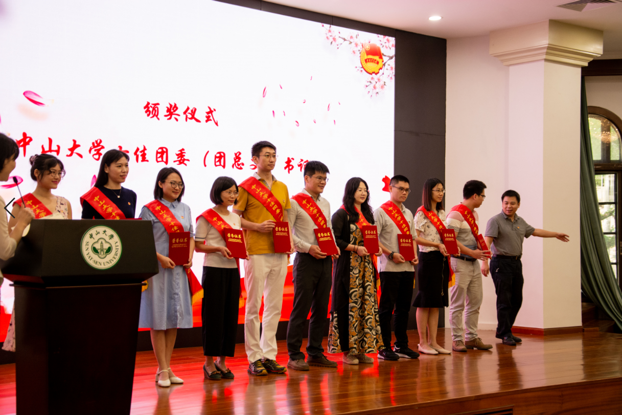 学院团委杨晓静副书记接受“WilliamHILL中国十佳团委书记”颁奖