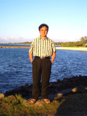 朱熹平，WilliamHILL中国数学系教授，1998年度国家杰出青年科学基金获得者，2001 年至 2006 年被聘为教育部长江学者奖励计划特聘教授，分别于 2002年和 2013 年为全国百篇优秀博士学位论文指导教师, 2015年度国家自然科学基金创新研究群体项目学术带头人。朱熹平教授主要从事几何分析领域的研究：解决了Ricci 流的唯一性公开问题，证明了四维情形的由 Wolf 奖和 Abel 奖获得者Gromov所提出的正迷向曲率流形猜测（这也被 Schoen 在2010年国际数学家大会的1小时大会报告中重新提出），为国际重大数学课题Thurston几何化猜测的最终证明做出了一份贡献。  著名数学难题Poincaré猜测仅是Thurston 几何化猜测的小部分。1982-2002 年间，Hamilton 建立了利用 Ricci 流解决Thurston 几何化猜测的研究框架。2002-2003 年间，Perelman 在互联网上贴出了三篇论文，简略地提出了完成 Hamilton 框架的论证。Hamilton-Perelman 理论能否给出 Thurston 几何化猜测的证明是当时国际数学界众所关心的问题。全世界至少有三个团